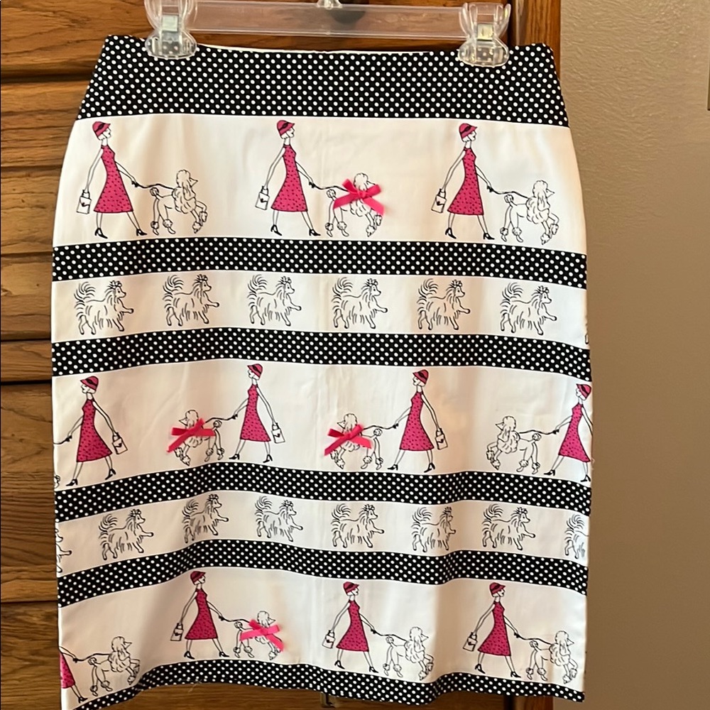 Black and White Knee-length Pencil Skirt for Casual Wear